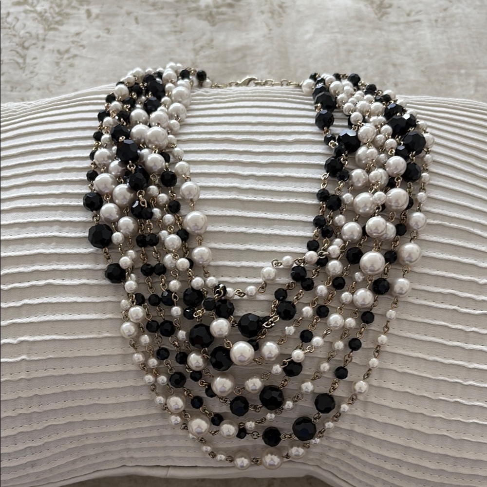 Elegant Black and White Pearl Necklace